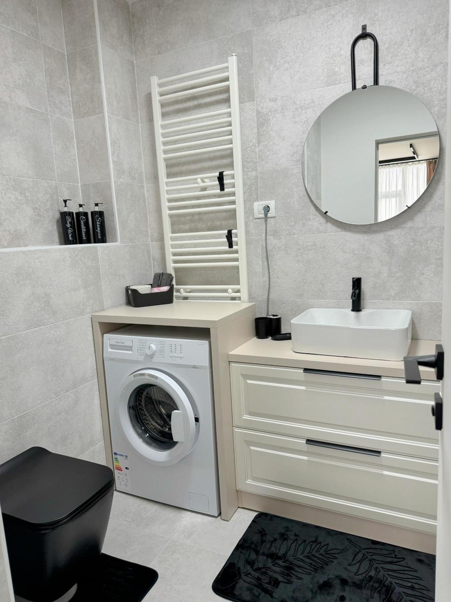 Stylish Apartment Getaway With Self Check-In And Free Parking Lot Arad Esterno foto