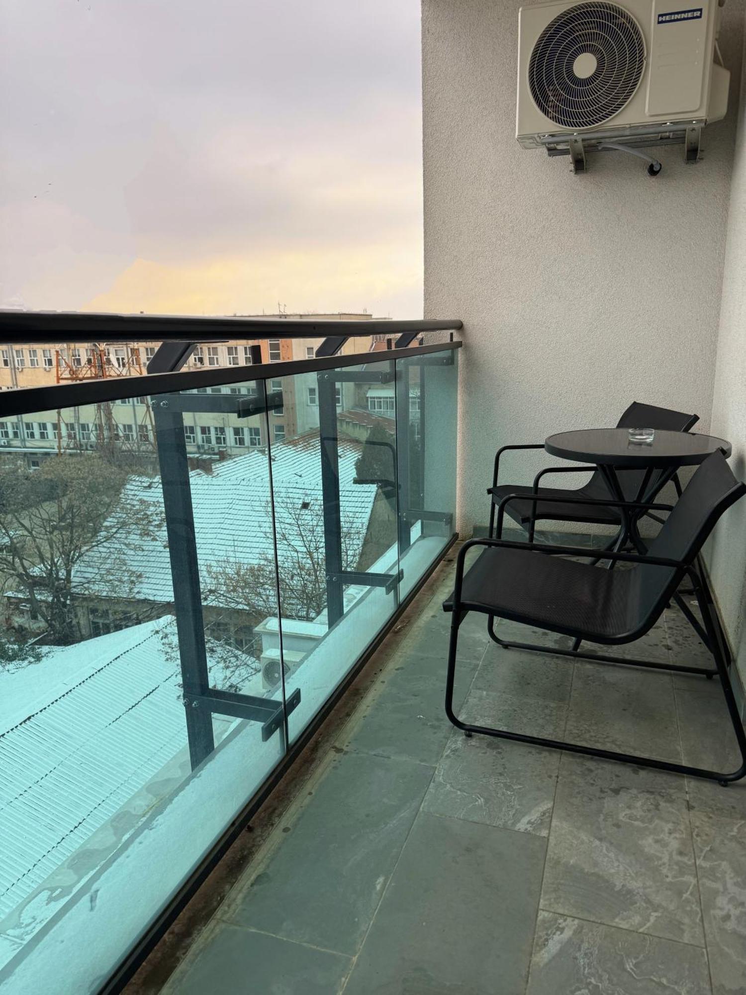 Stylish Apartment Getaway With Self Check-In And Free Parking Lot Arad Esterno foto